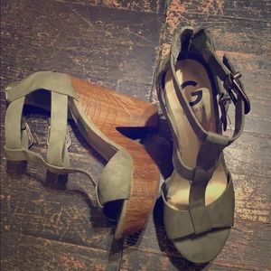 Guess brand platform shoes hunter green colored